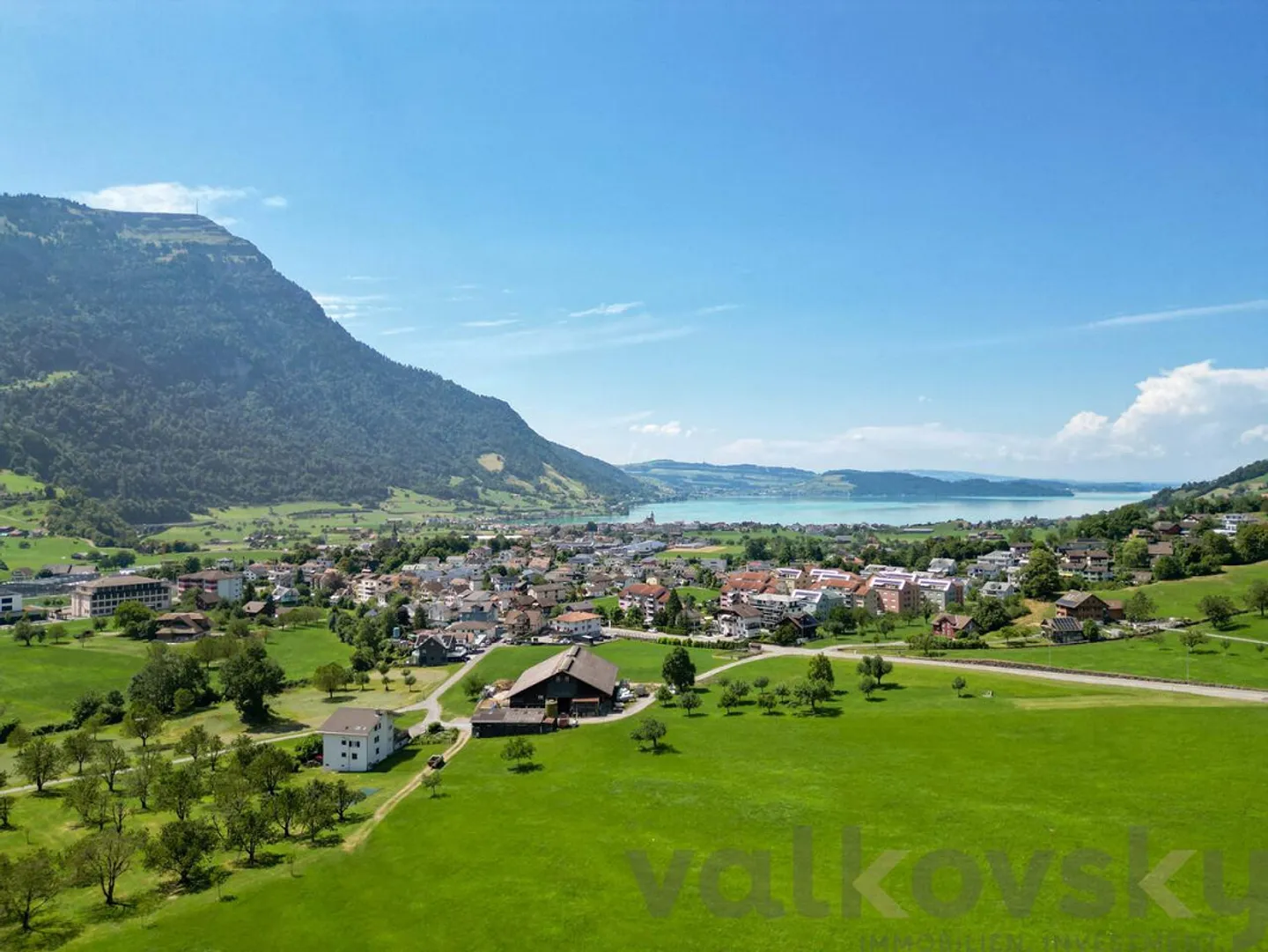 Ampio appartamento in posizione centrale con vista sulle montagne - Foto 2 di 8