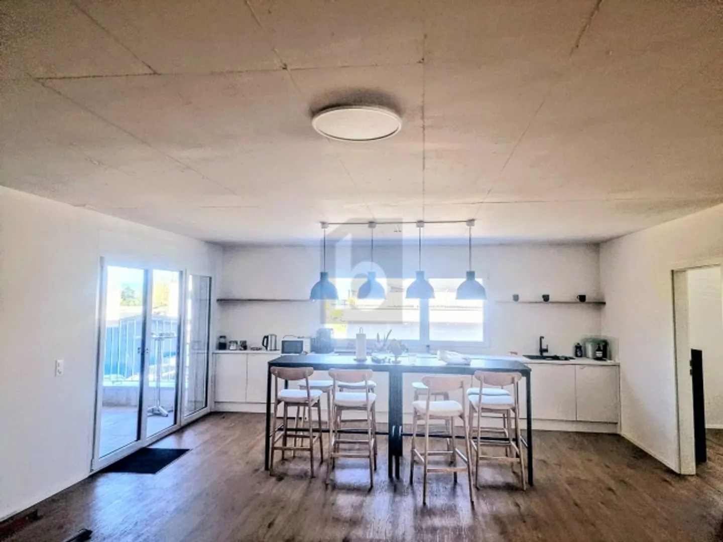 MODERN AND SPACIOUS - Photo 4 of 5