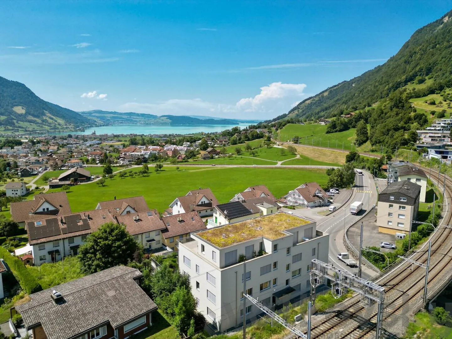 Ampio appartamento in posizione centrale con vista sulle montagne - Foto 8 di 8