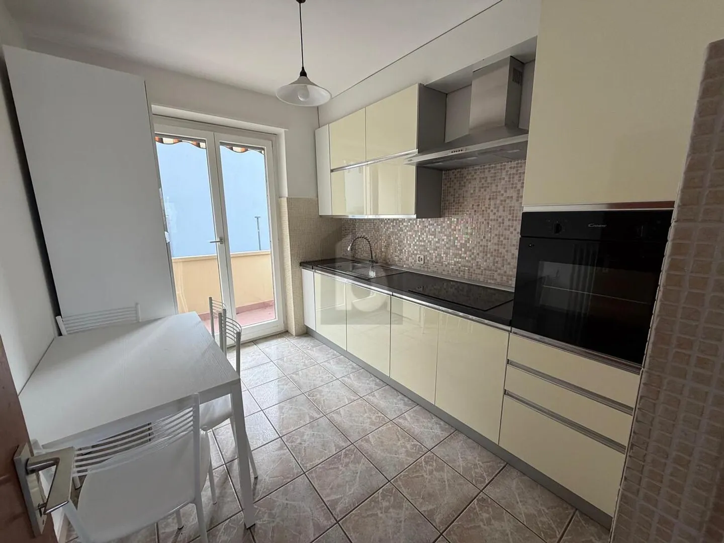 Appartamento spazioso in zona tranquilla - Foto 2 di 6