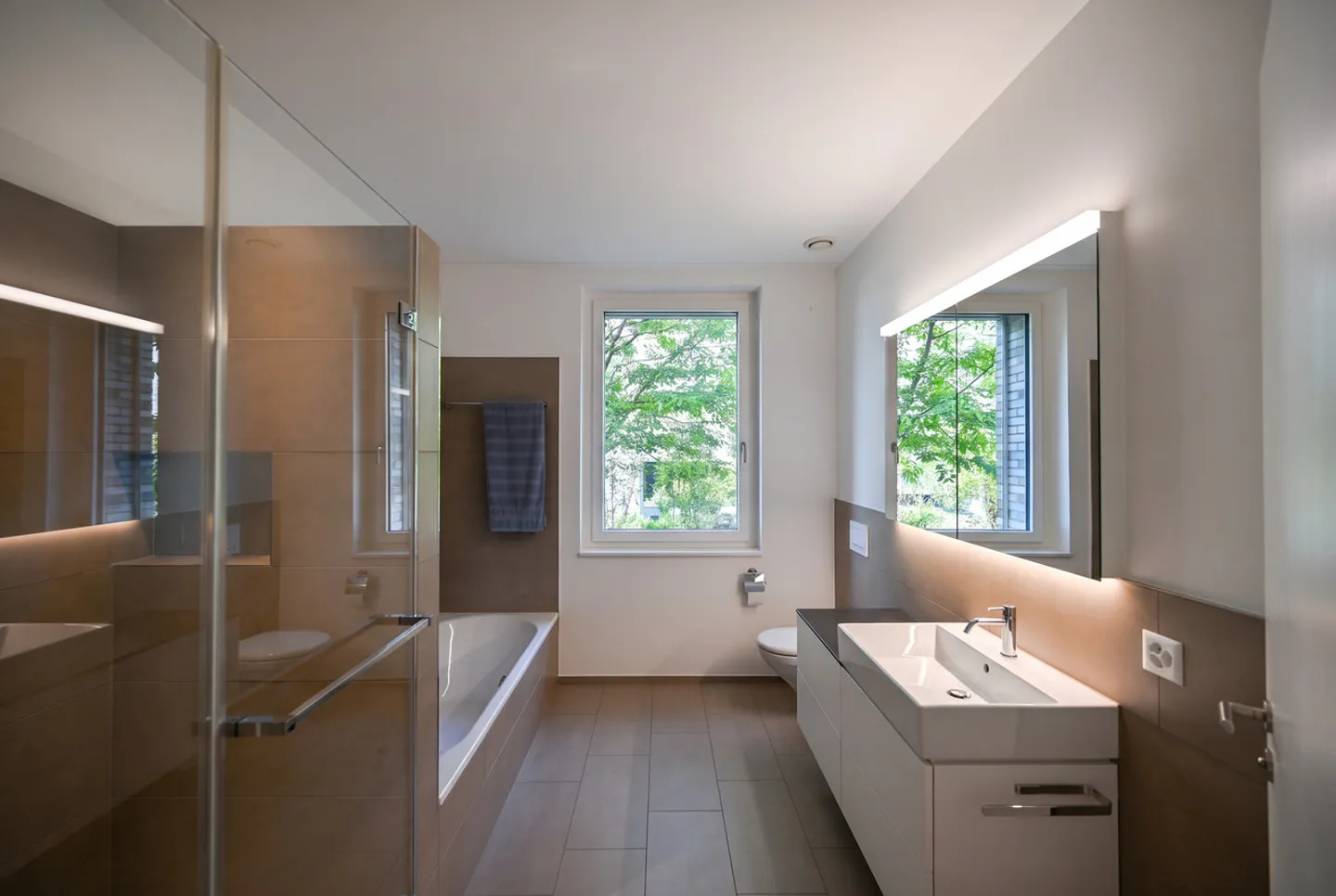 Privileged. Luxurious. Refined. - Photo 8 of 14