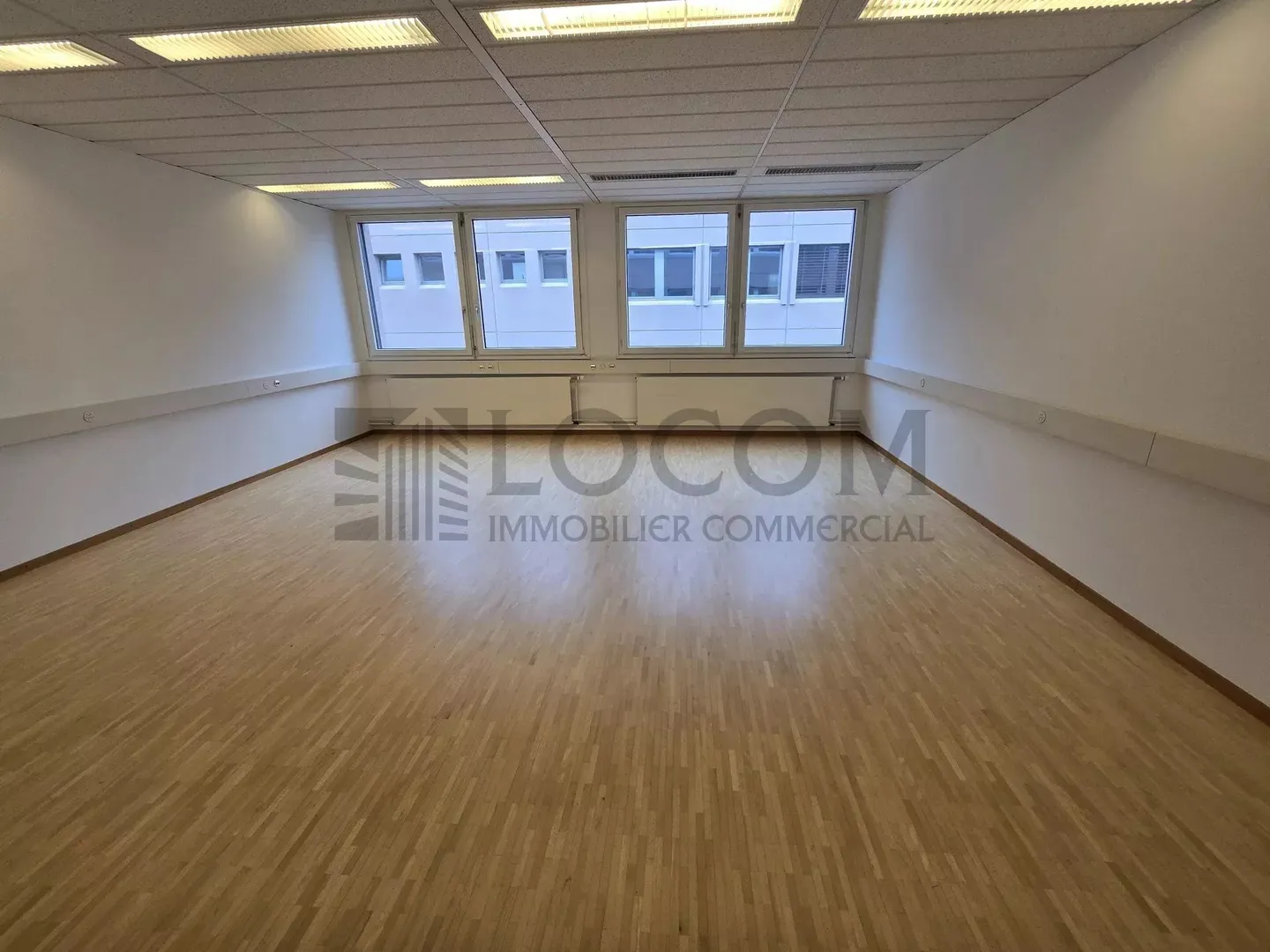 Mixed-use building for rent - Photo 6 of 13