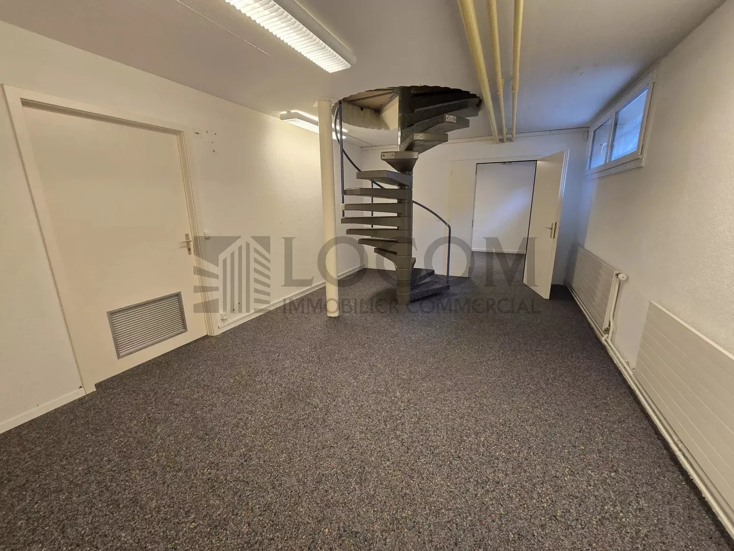 Mixed-use building for rent - Photo 9 of 13