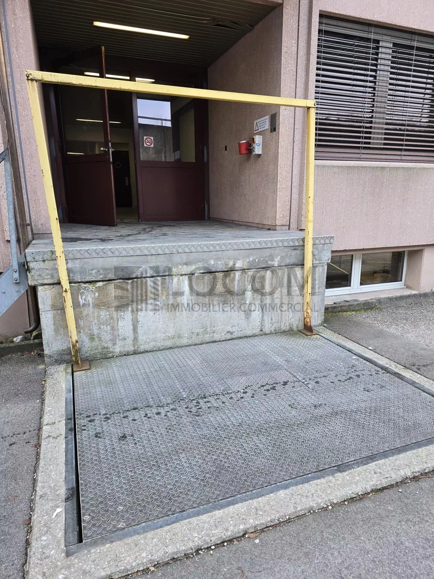 Mixed-use building for rent - Photo 13 of 13