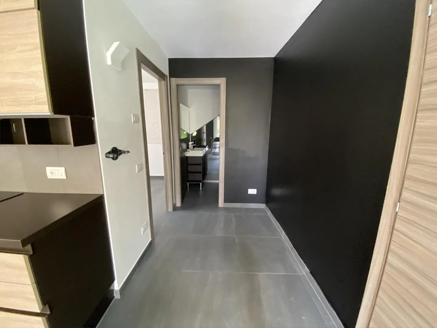 2.5-ROOM APARTMENT WITH EXCLUSIVE GARDEN IN A BIFAMILIAR HOUSE - Photo 3 of 7