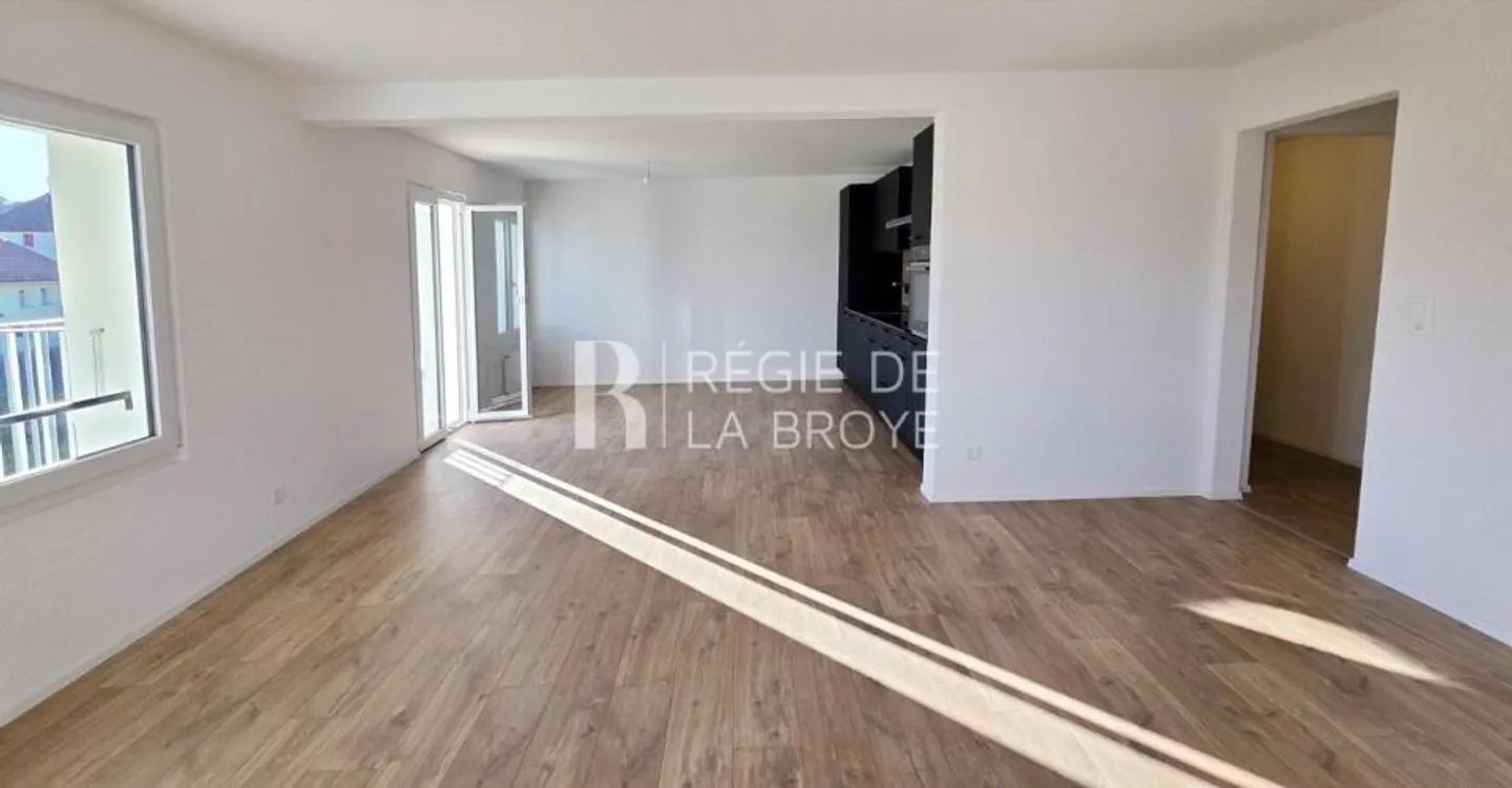 Wunderschöne renovierte 4,5-Zimmer-Wohnung mit Balkon in Montet - Foto 2 von 12