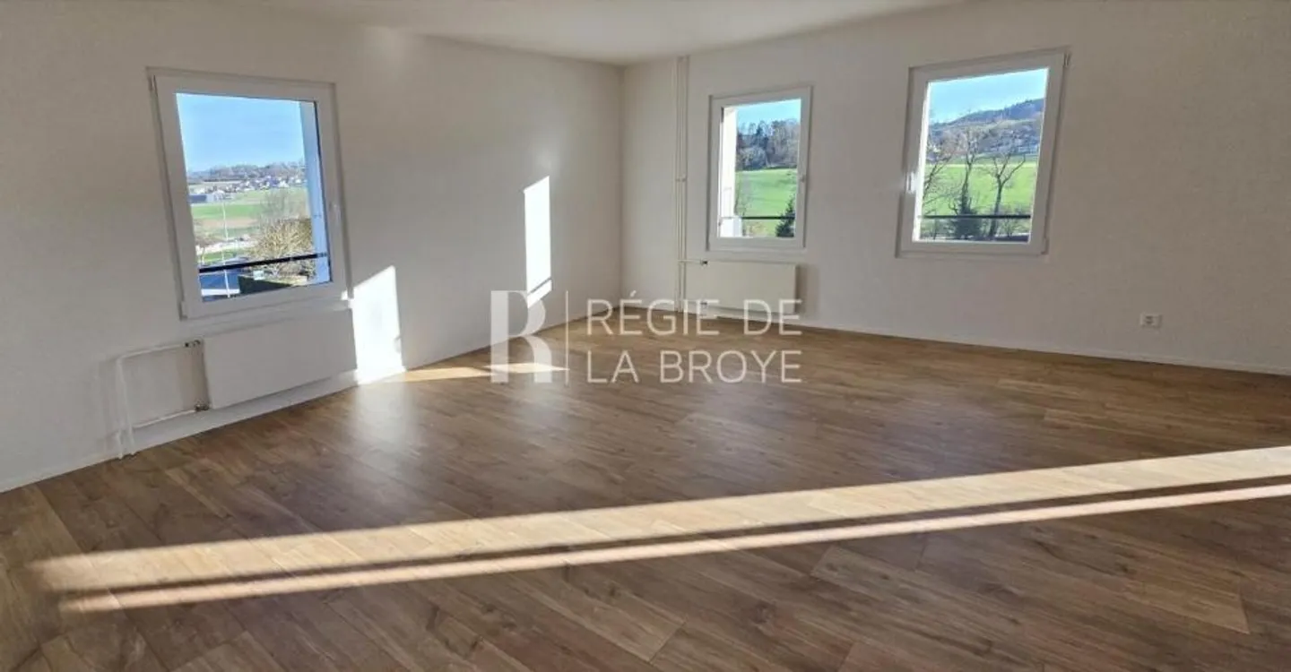 Wunderschöne renovierte 4,5-Zimmer-Wohnung mit Balkon in Montet - Foto 3 von 12