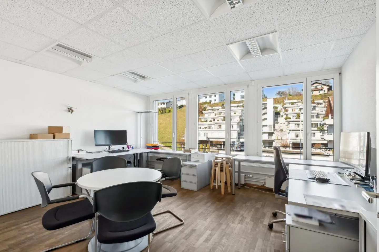 Spazio flessibile per pratiche e servizi (82 m2 o 201 m2) - Foto 3 di 6