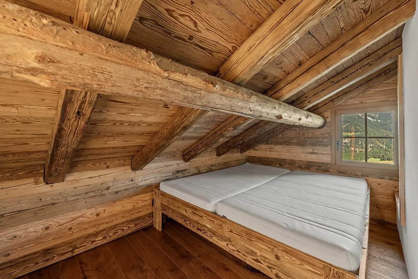 Alpine Cabin in Savognin: Ski Slopes and Hiking Trails Right at Your Doorstep - Photo 3 of 6