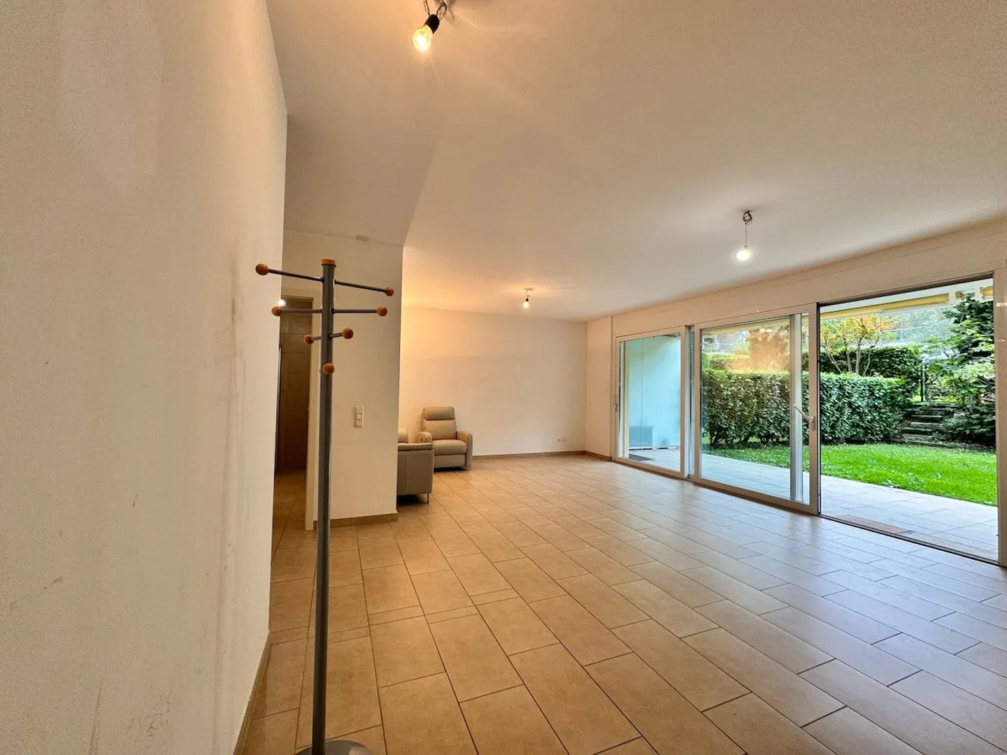 Ampio appartamento di 3,5 locali con giardino - Foto 4 di 15