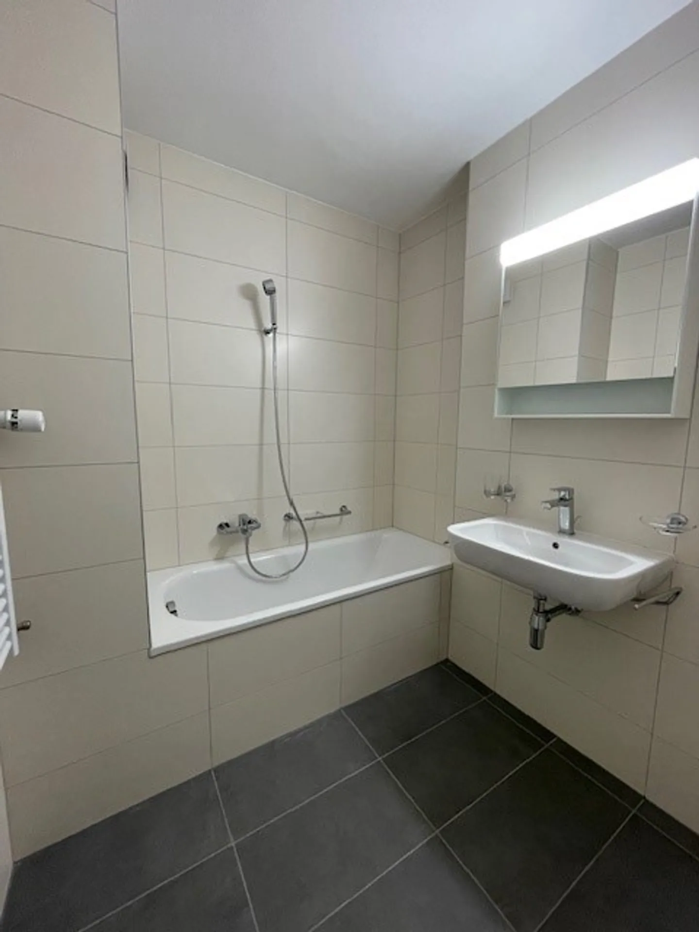 Interamente ristrutturato con materiali di qualità, unisce comfort e modernità. - Foto 7 di 9