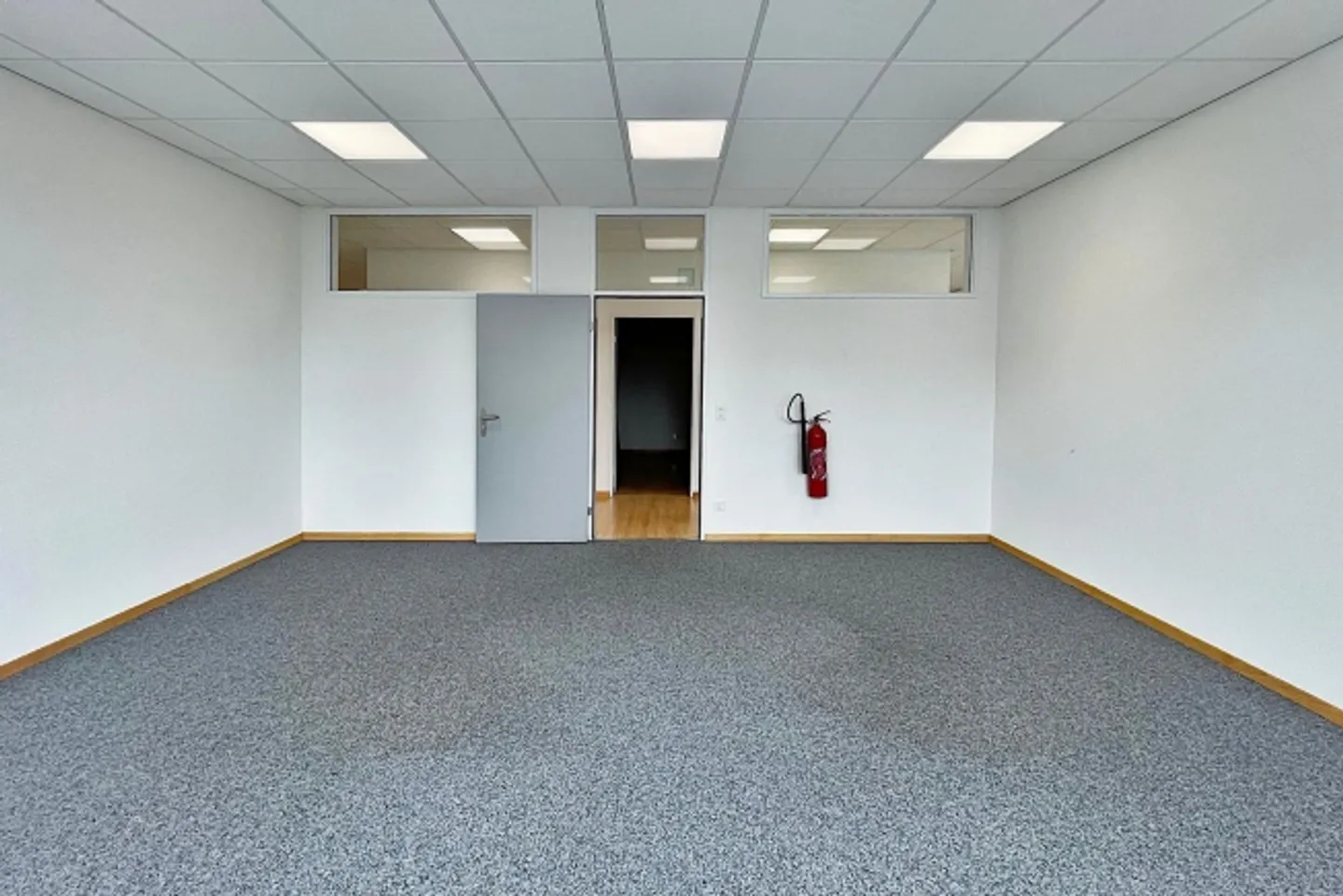 "Your new favorite workplace - fully equipped with kitchenette!" - Photo 3 of 6