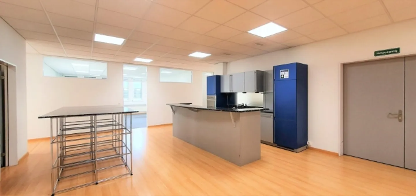 "Your new favorite workplace - fully equipped with kitchenette!" - Photo 4 of 6