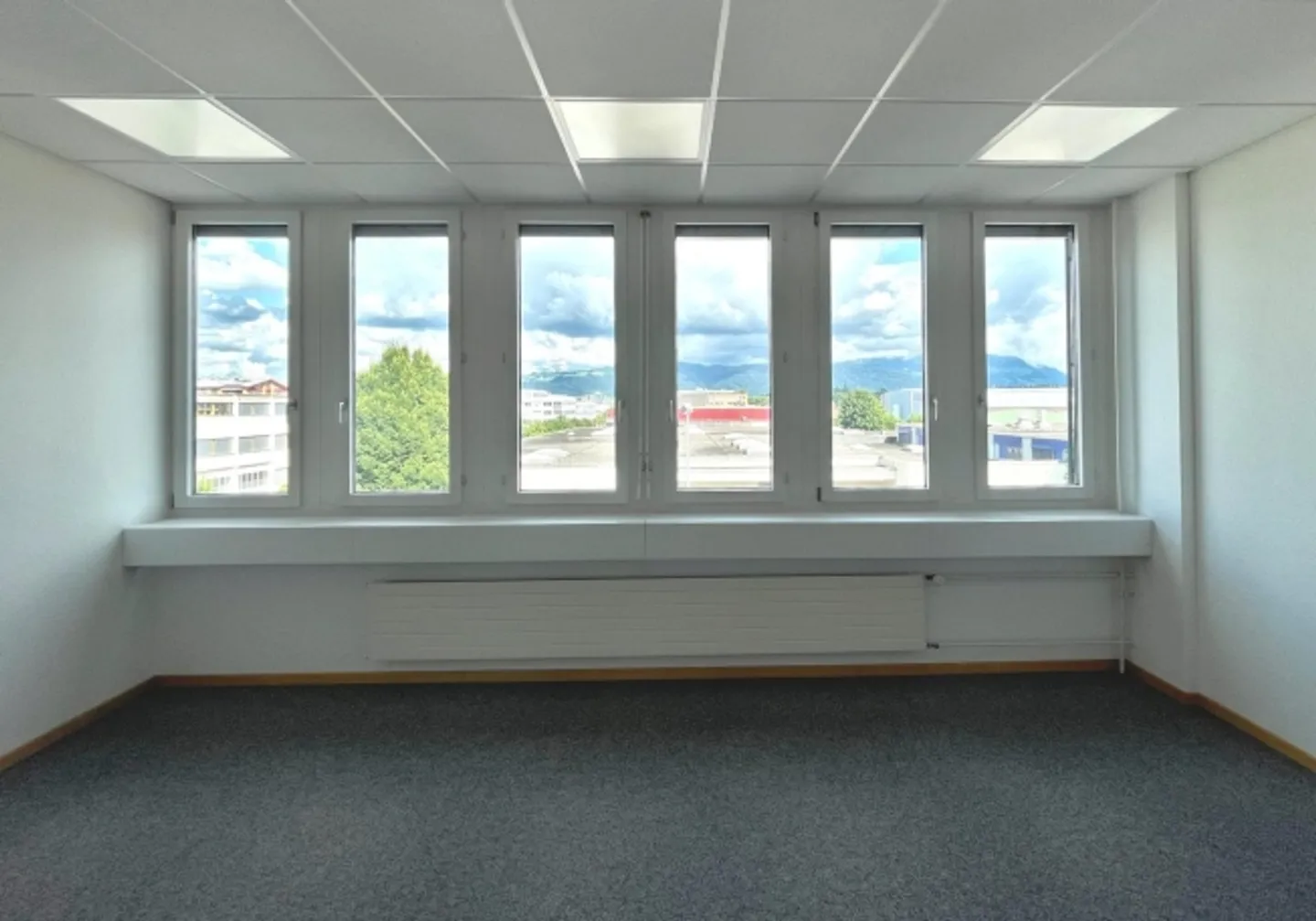 "Your new favorite workplace - fully equipped with kitchenette!" - Photo 6 of 6