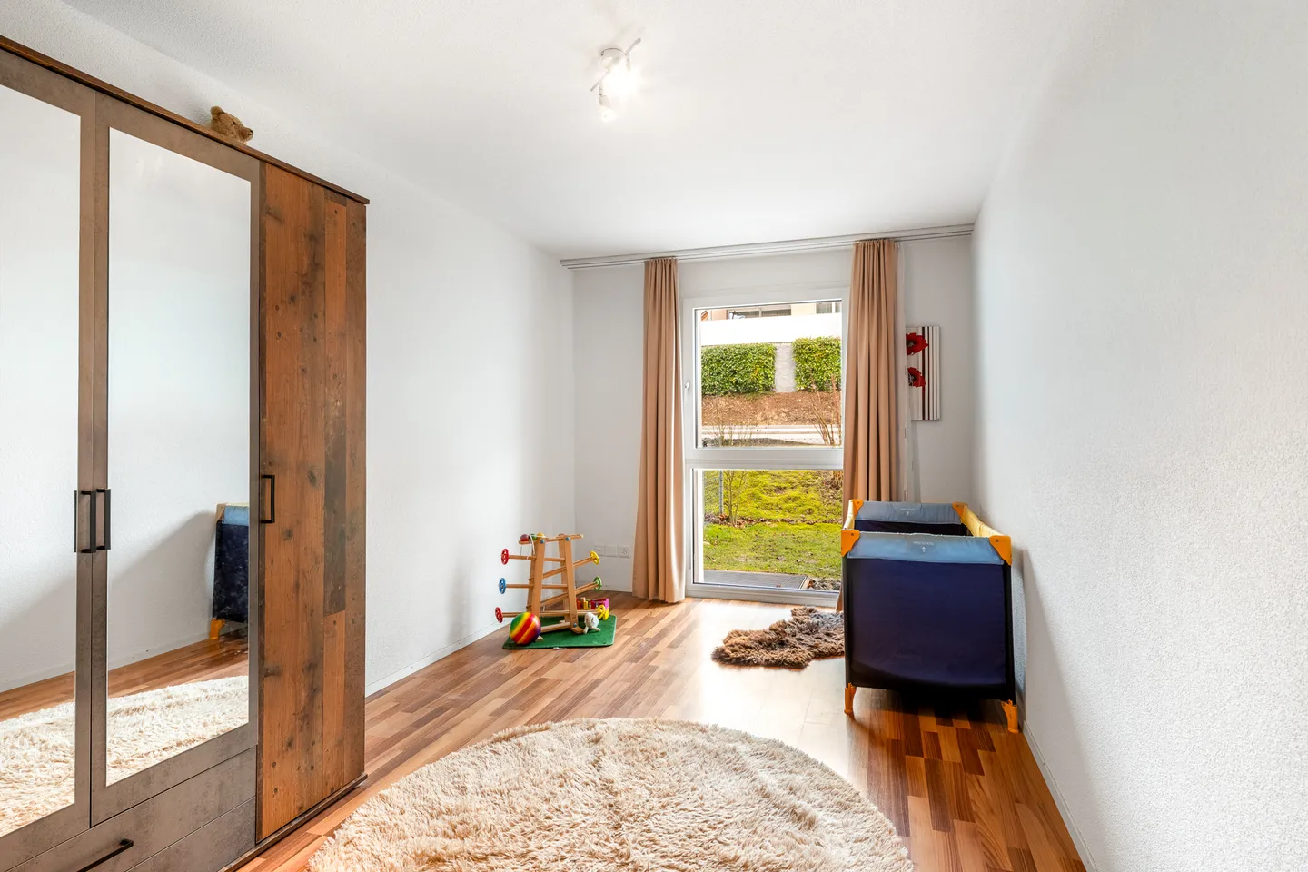 Appartement de jardin moderne 4.5 pièces avec véranda et espace jardin - Photo 3 sur 8