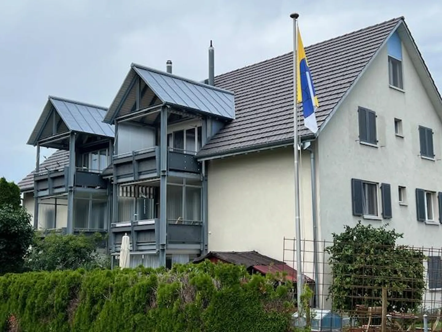 Ampio, tranquillo e molto soleggiato appartamento duplex di 4 1/2 stanze - Foto 1 di 19