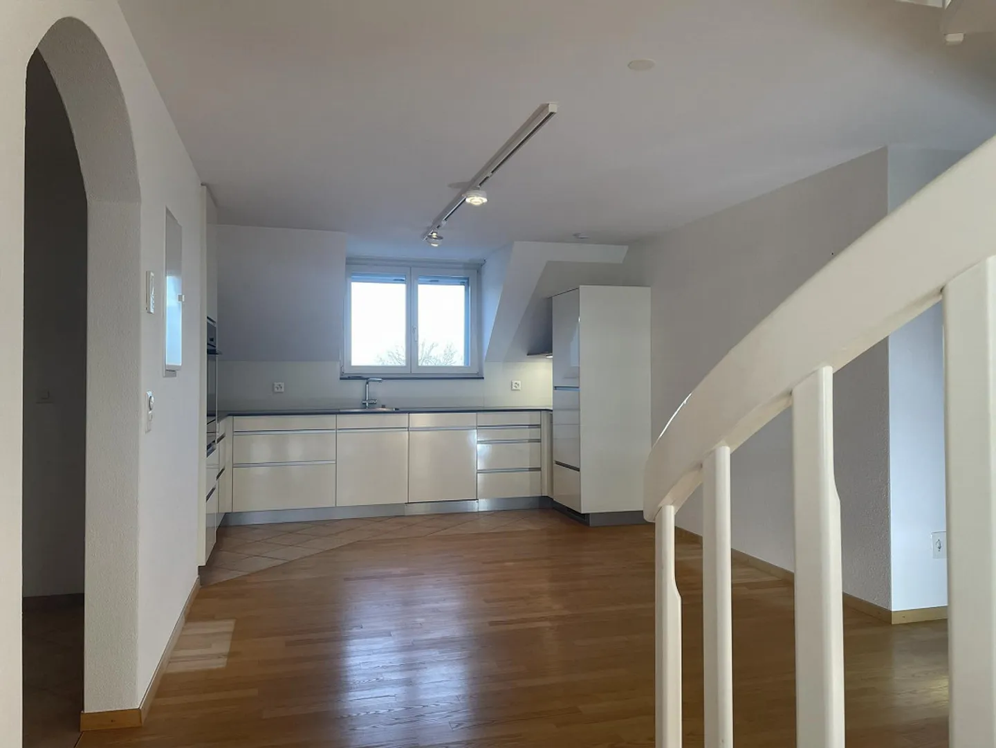 Ampio, tranquillo e molto soleggiato appartamento duplex di 4 1/2 stanze - Foto 3 di 19