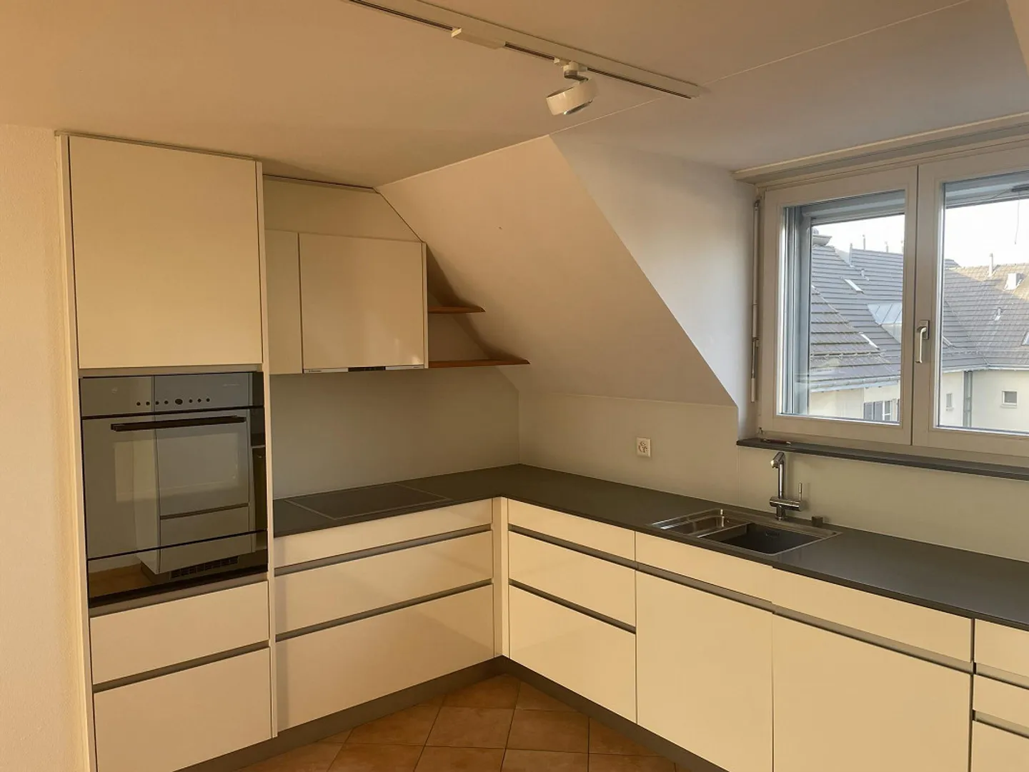 Ampio, tranquillo e molto soleggiato appartamento duplex di 4 1/2 stanze - Foto 4 di 19