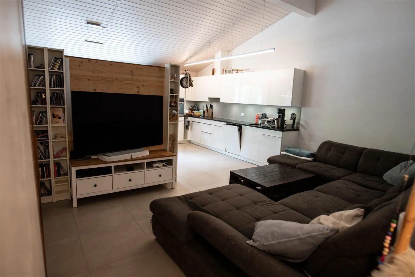Charmante 4.5-Zimmer Maisonette-Wohnung mit Balkon in Schwanden GL - Foto 2 von 12