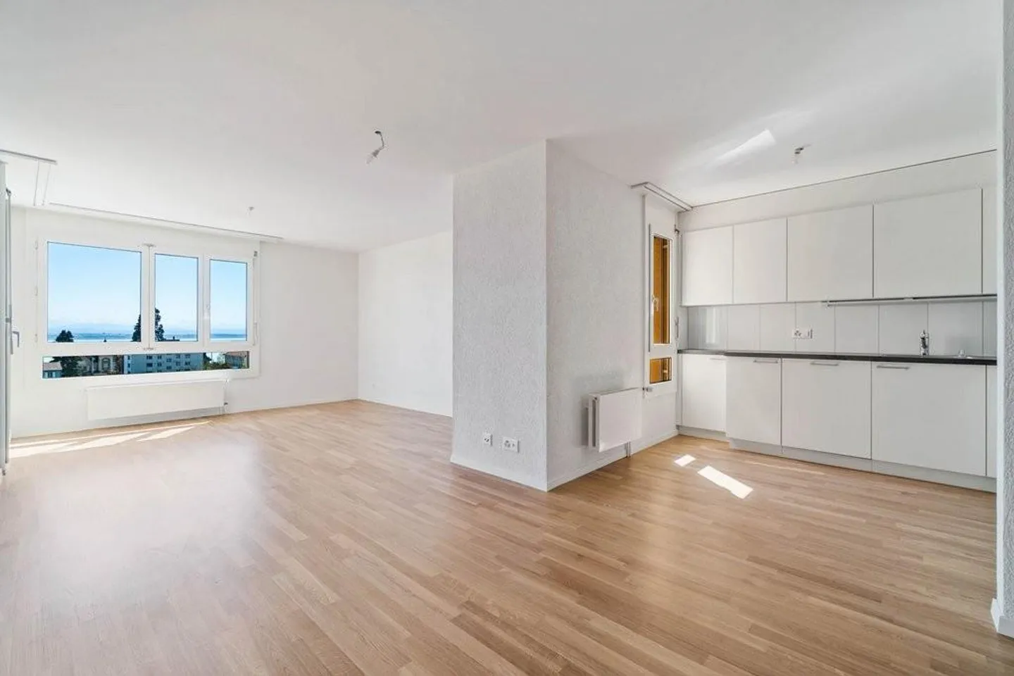 Spacious Apartment Near City Center - Photo 3 of 9