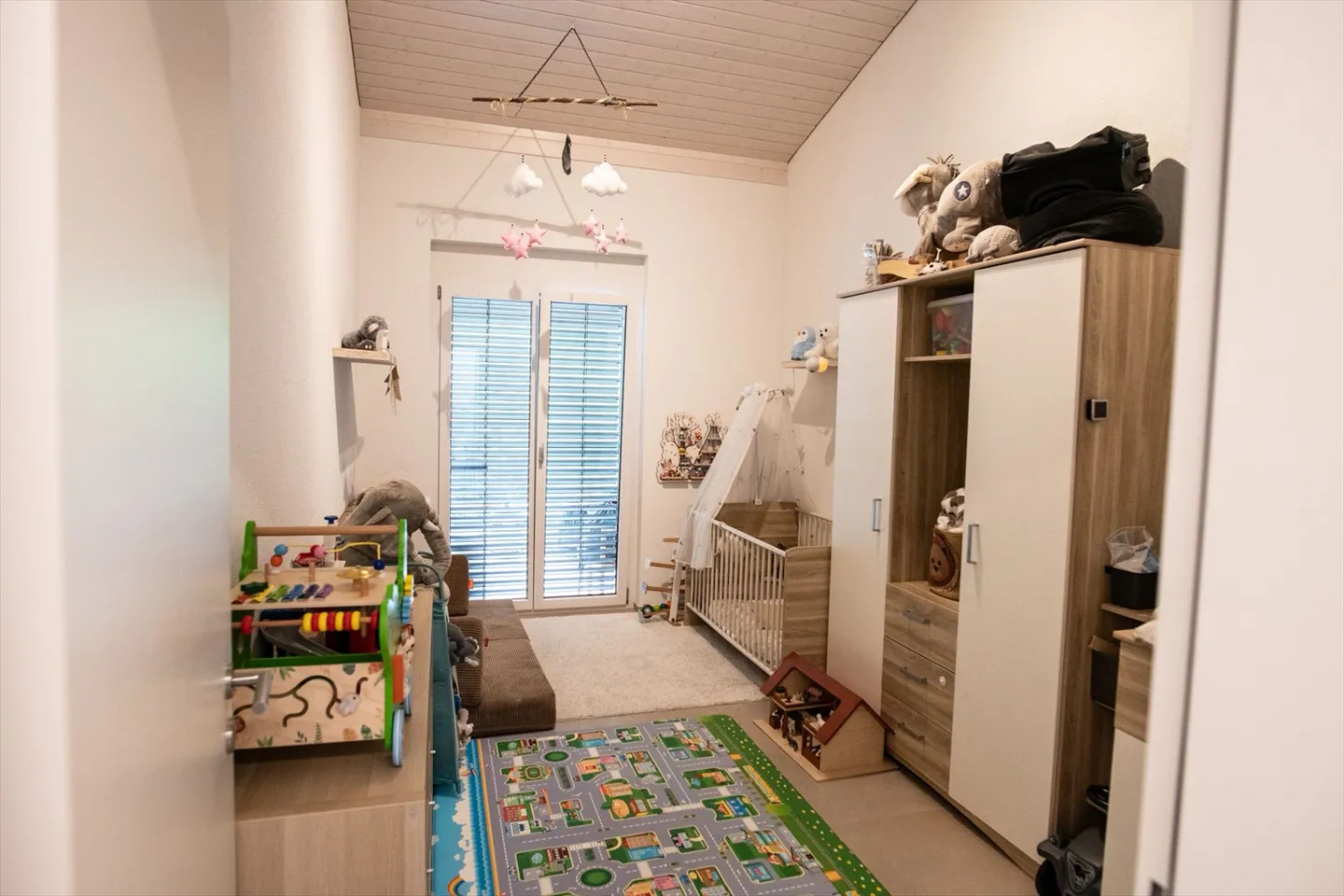 Charmante 4.5-Zimmer Maisonette-Wohnung mit Balkon in Schwanden GL - Foto 6 von 12