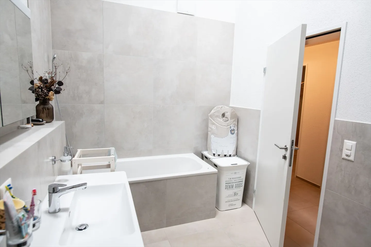 Charmante 4.5-Zimmer Maisonette-Wohnung mit Balkon in Schwanden GL - Foto 9 von 12