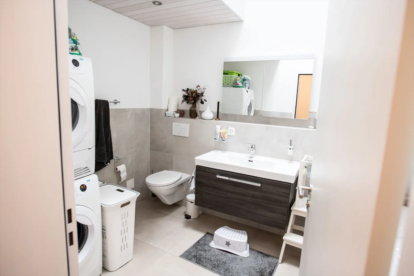 Charmante 4.5-Zimmer Maisonette-Wohnung mit Balkon in Schwanden GL - Foto 10 von 12