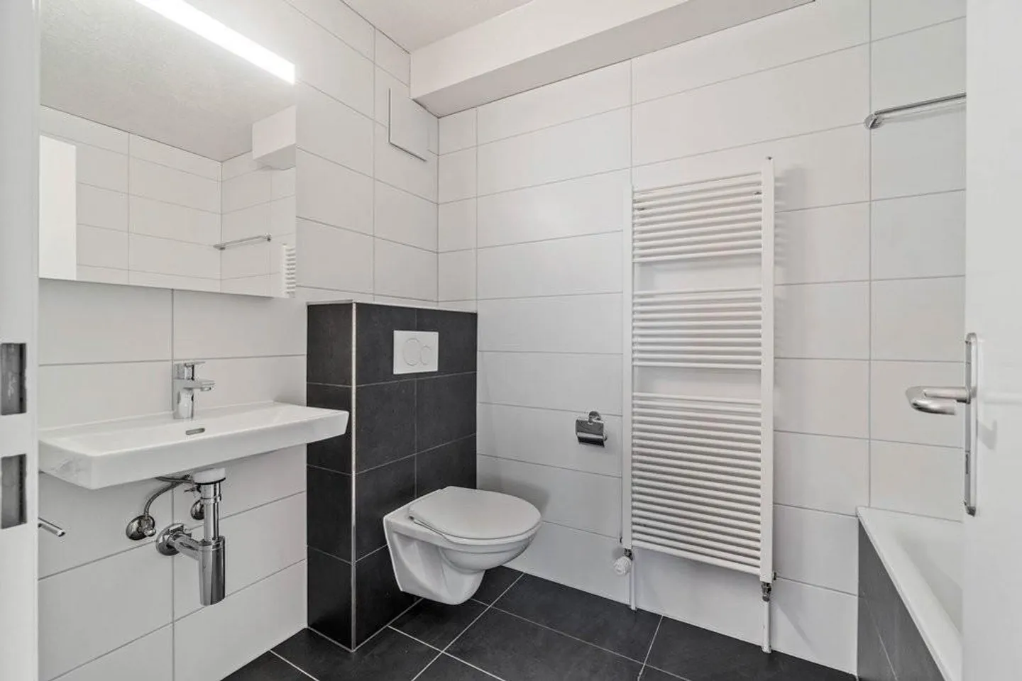 Spacious Apartment Near City Center - Photo 8 of 9