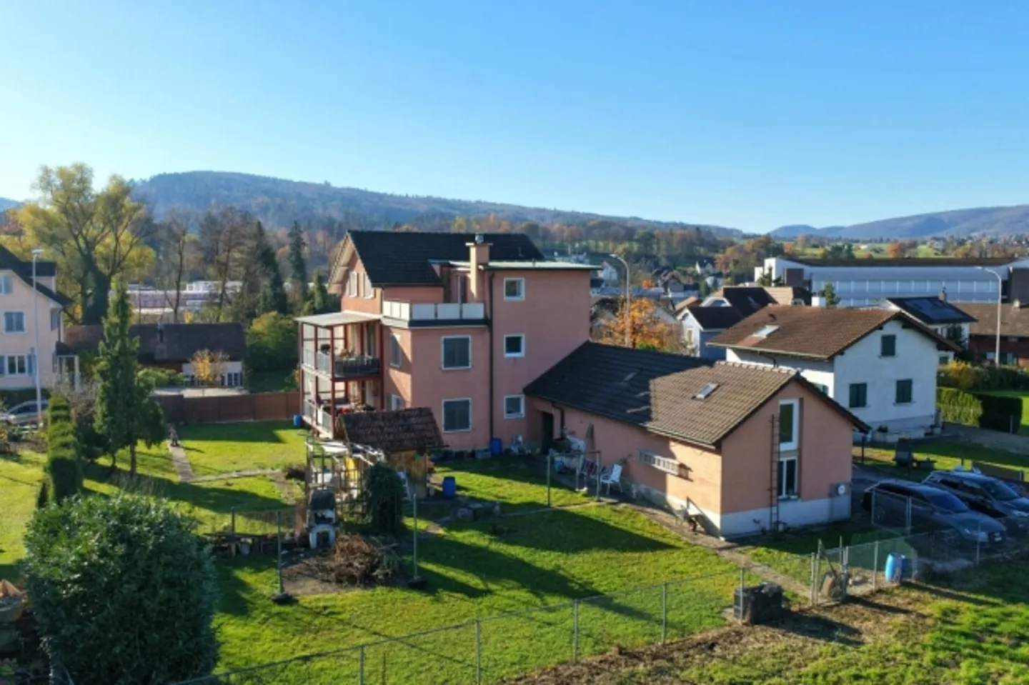 Attraktives Mehrfamilienhaus mit grossem Grundstück und wertvollem Entwicklungspotential - Foto 1 von 11