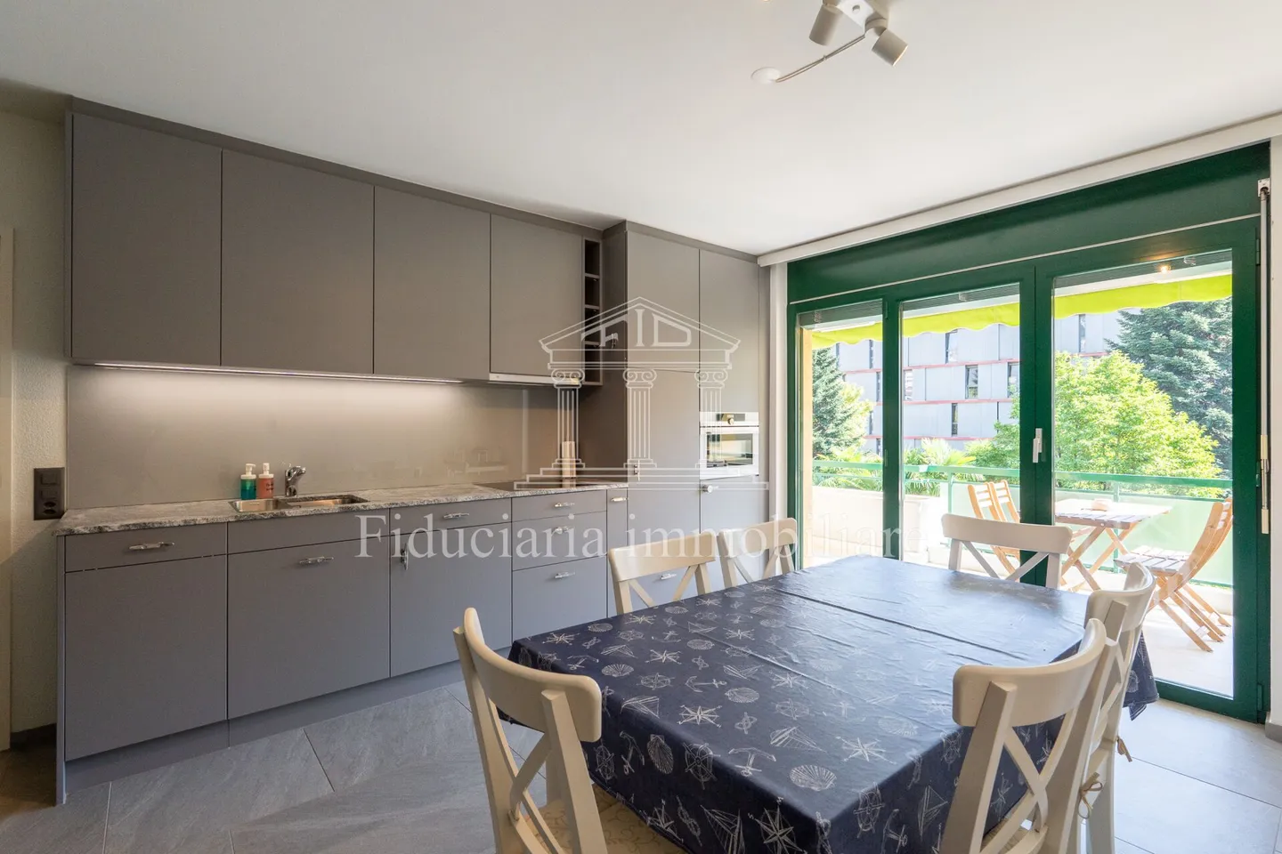 LOCARNO - Bright, recently renovated 3-room apartment with large terrace - Photo 5 of 11