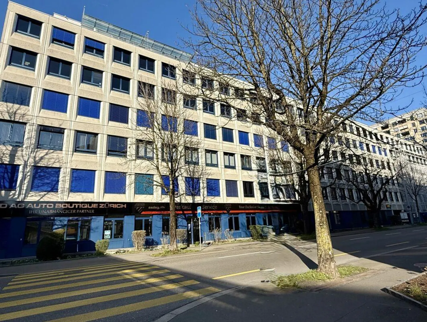 Espace commercial dans un emplacement bien développé - Photo 1 sur 6