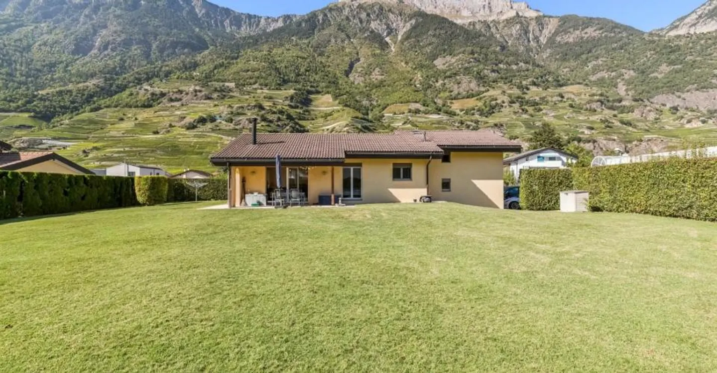 Villa indipendente con ampio terreno in un ambiente tranquillo - Foto 1 di 13