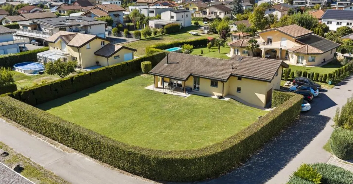 Villa indipendente con ampio terreno in un ambiente tranquillo - Foto 2 di 13