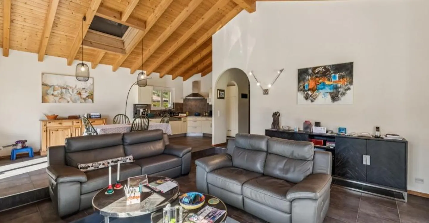 Villa indipendente con ampio terreno in un ambiente tranquillo - Foto 3 di 13