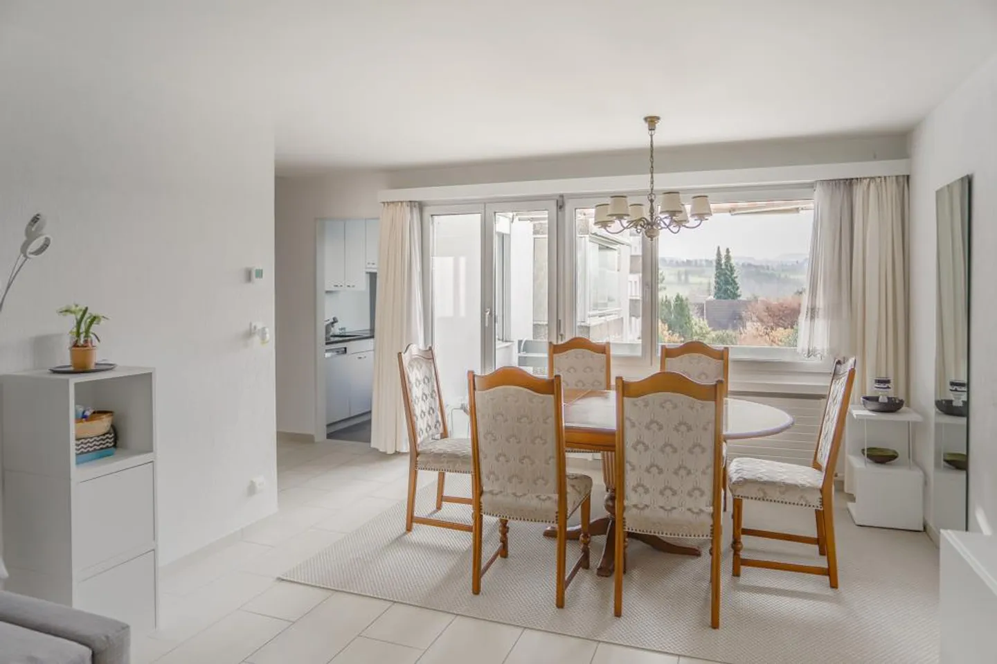 Appartamento situato in posizione tranquilla con balcone e molta luce naturale - Foto 2 di 8