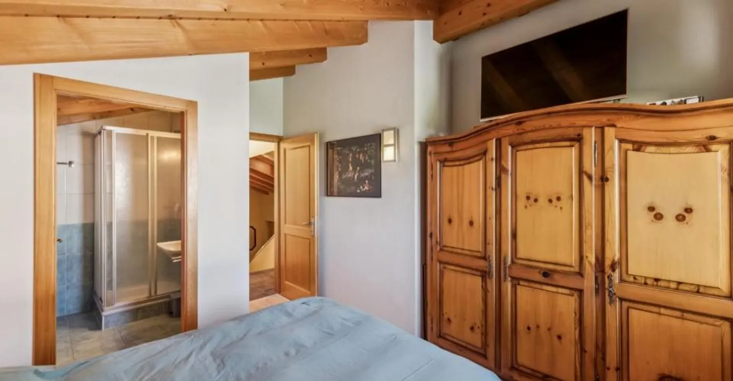 Villa indipendente con ampio terreno in un ambiente tranquillo - Foto 8 di 13
