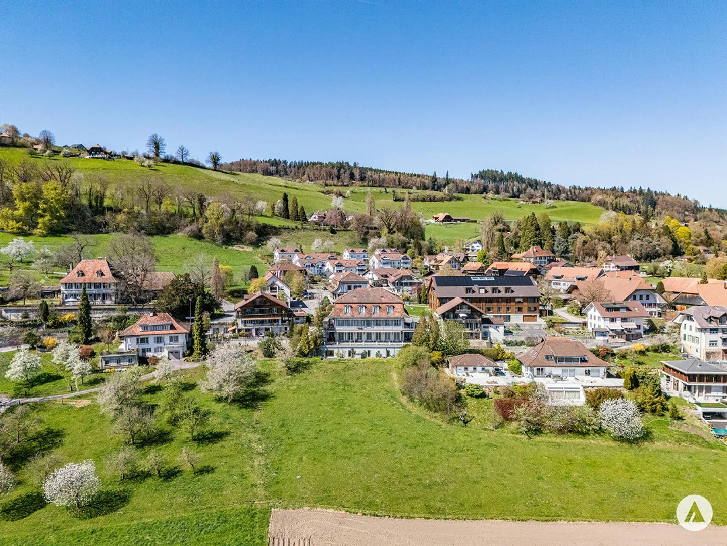 Vivere regolarmente: Villa di campagna con lotto edificabile - Foto 2 di 13