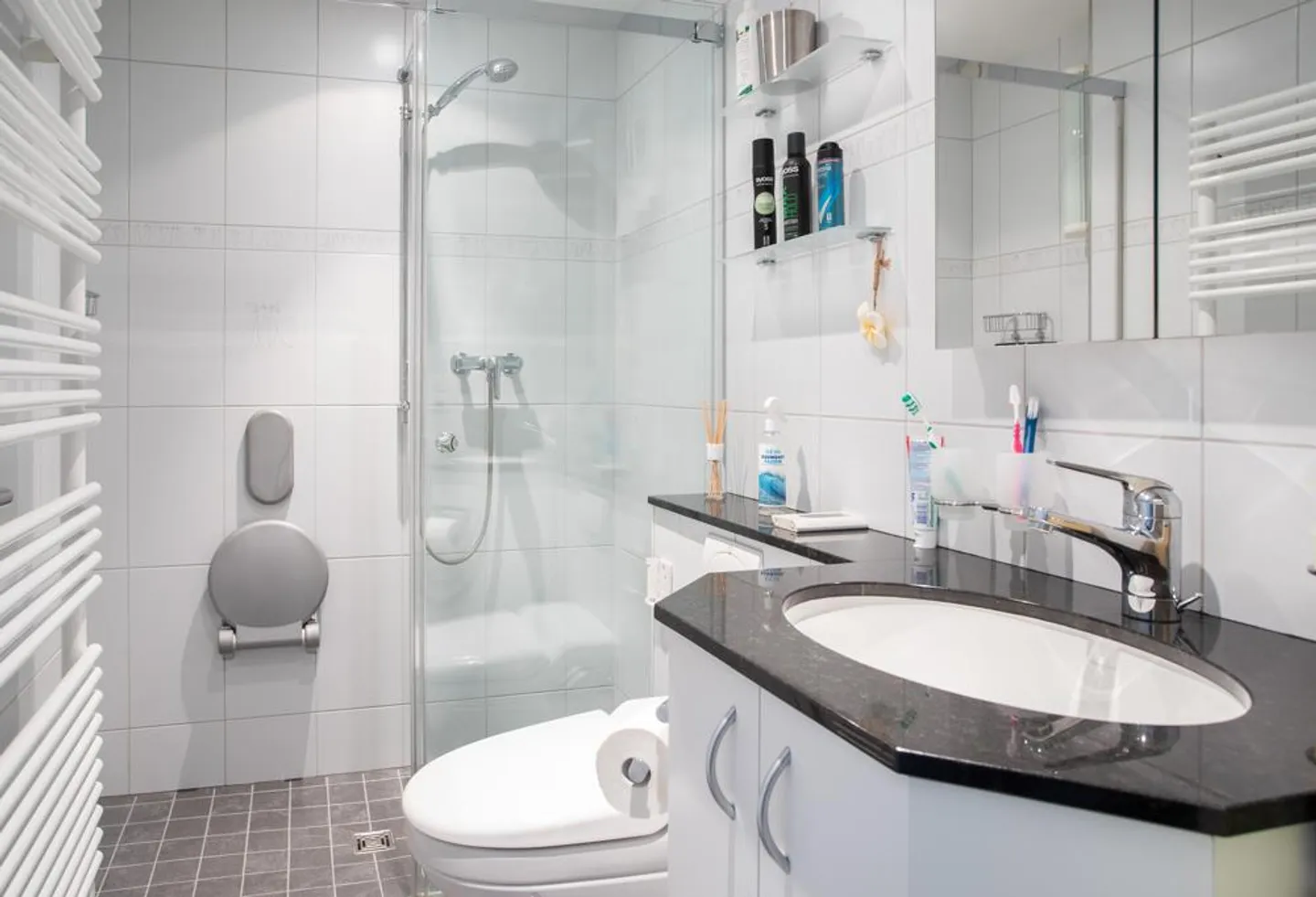 Appartamento situato in posizione tranquilla con balcone e molta luce naturale - Foto 4 di 8