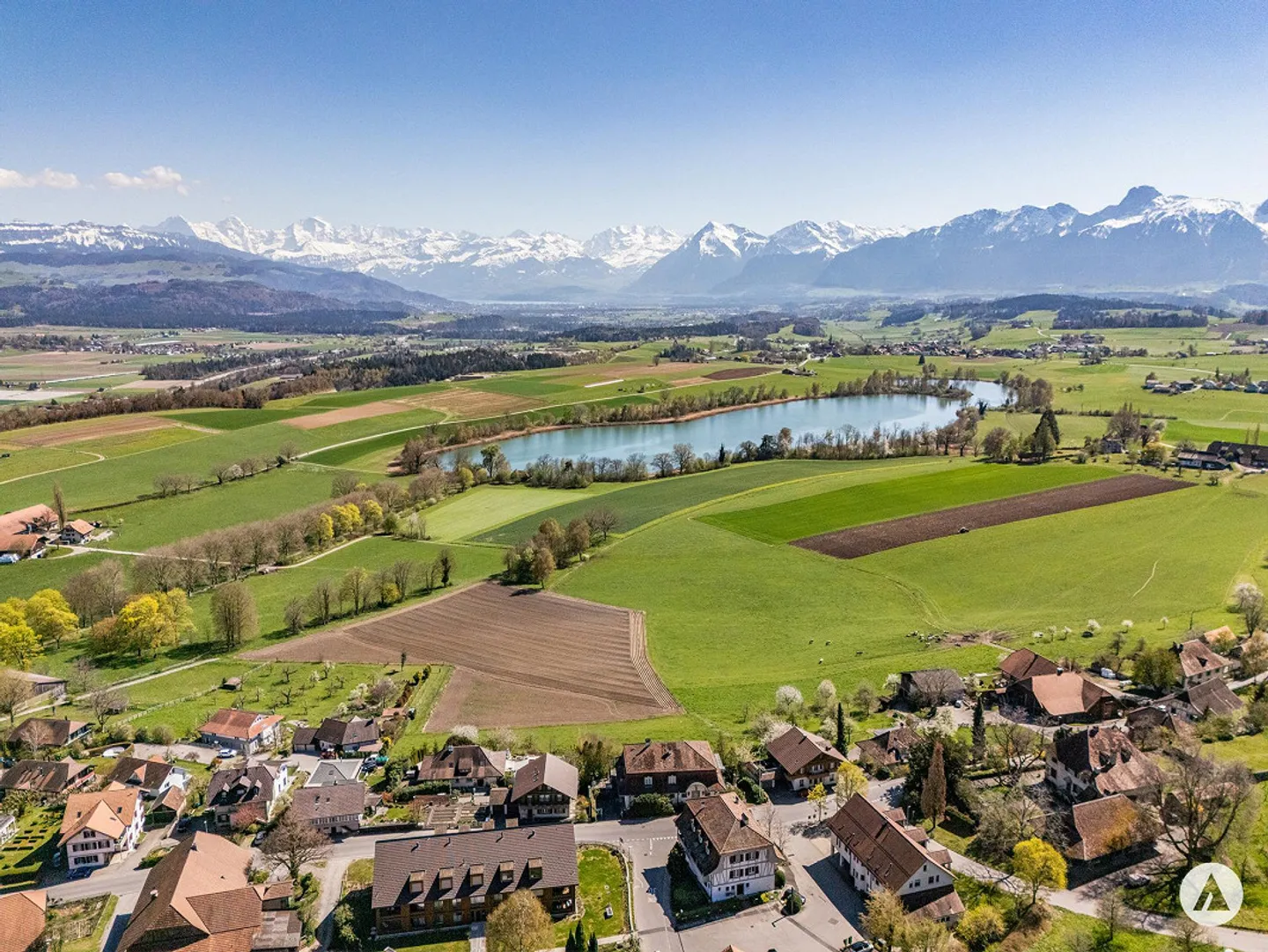 Vivere regolarmente: Villa di campagna con lotto edificabile - Foto 3 di 13
