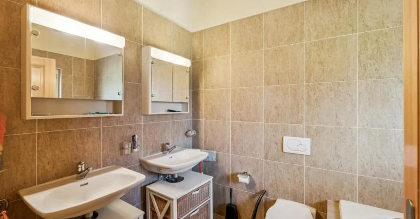 Villa indipendente con ampio terreno in un ambiente tranquillo - Foto 6 di 13