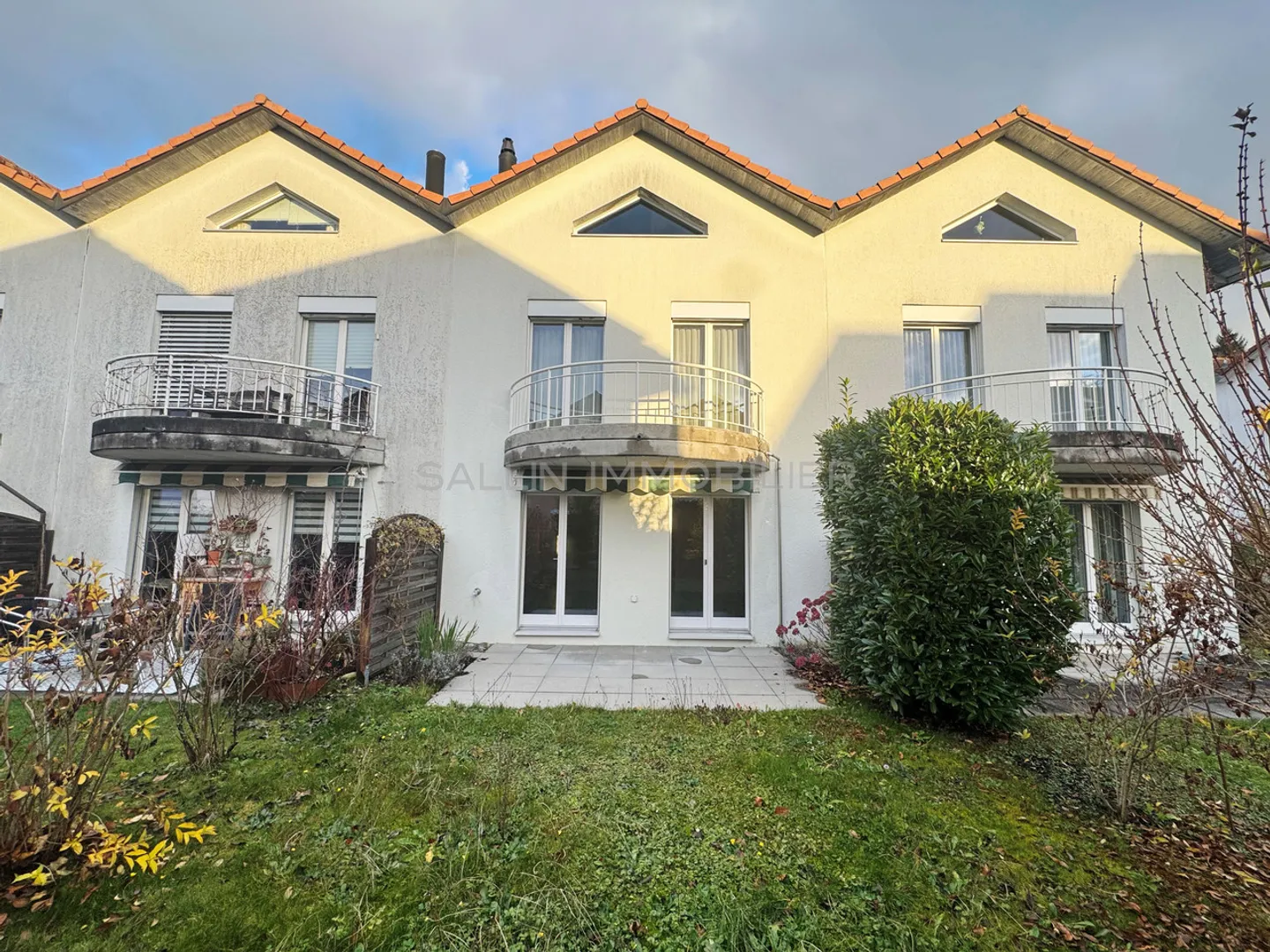 Spacious 5-room adjoining villa with 2 indoor parking spaces - Photo 1 of 12