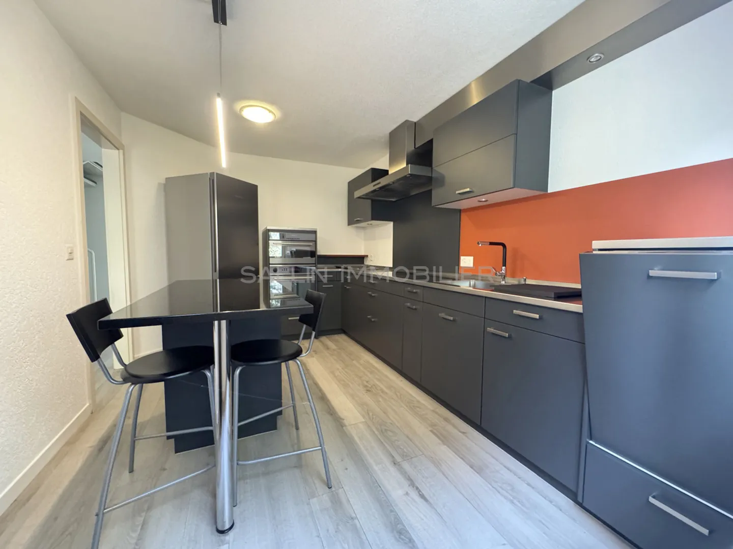 Spacious 5-room adjoining villa with 2 indoor parking spaces - Photo 2 of 12