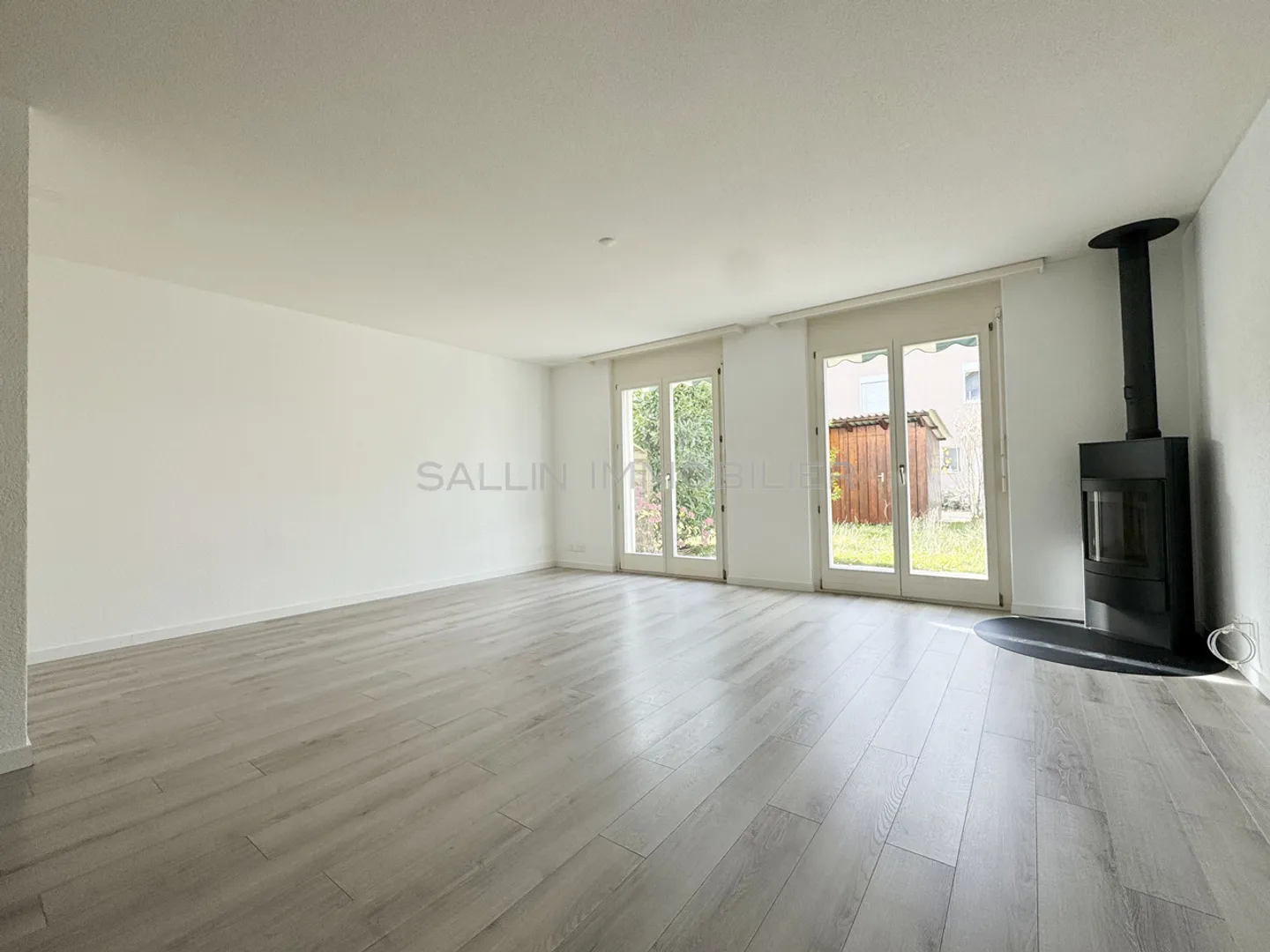 Spacious 5-room adjoining villa with 2 indoor parking spaces - Photo 3 of 12