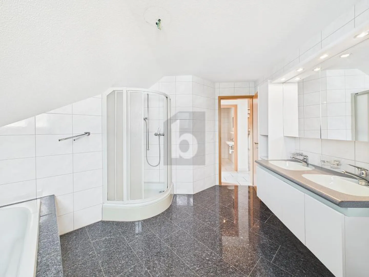 RUHIGE LAGE MIT SONNIGEM BALKON - Foto 3 von 6