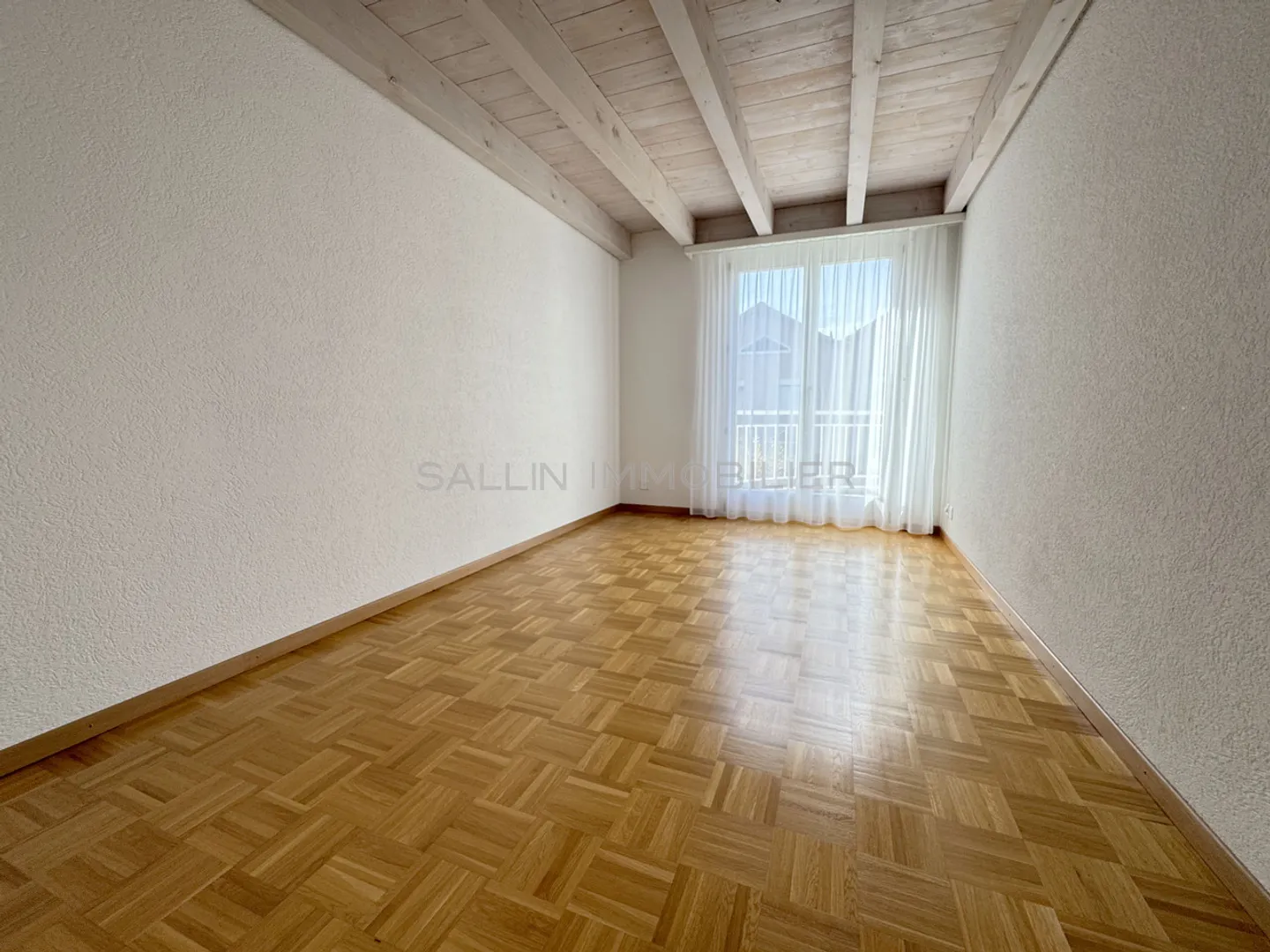 Spacious 5-room adjoining villa with 2 indoor parking spaces - Photo 5 of 12