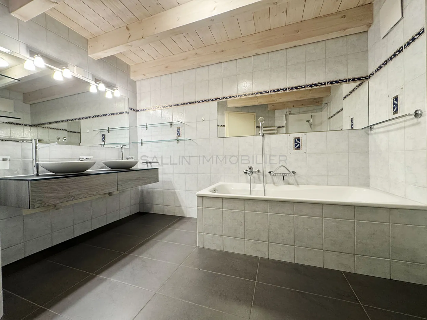 Spacious 5-room adjoining villa with 2 indoor parking spaces - Photo 7 of 12