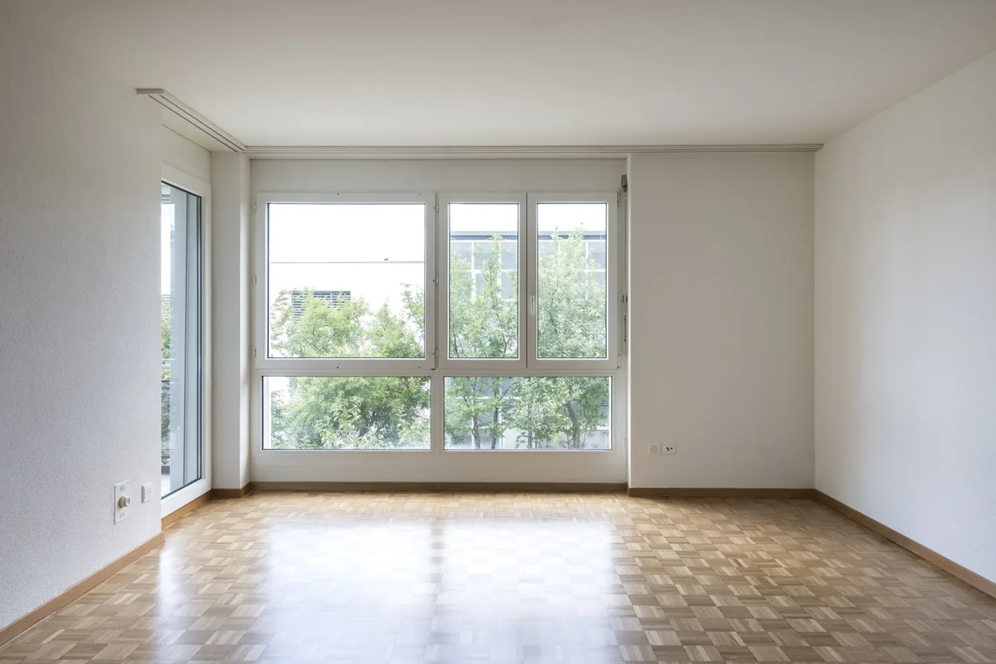 Light-flooded ground floor apartment with garden seating area. - Photo 4 of 9