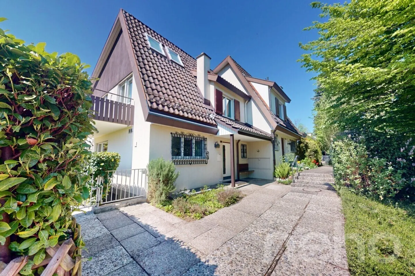 Casa bifamiliare di 6,5 stanze con bellissimo giardino e piscina - Foto 1 di 13
