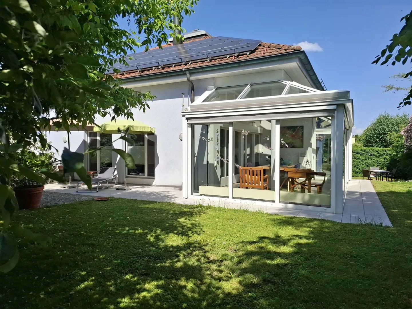 Idillio del giardino e comfort abitativo armoniosamente combinati - Foto 3 di 13
