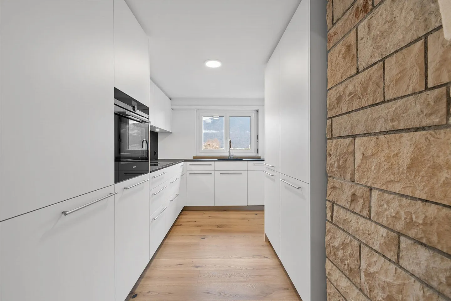 Renovated 4.5 attic apartment with stunning views 119m2 - Photo 3 of 27